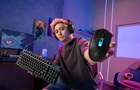 Muž drží klávesnici a myš Logitech G3 v rukou