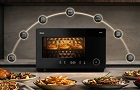 multifunkční mikrovlnná trouba Hisense Speed Oven 7in1 a před ní přichystané pokrmy. Kolem mikrovlny