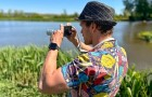 Mladý muž fotí rybník na vivo X300 Ultra