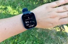Chytré hodinky Amazfit Bip Max na zápěstí recenzentky