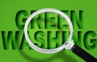 Ilustrace greenwashingu s lupou