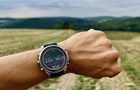 Chytré hodinky Garmin fēnix 9 Pro na zápěstí muže v terénu